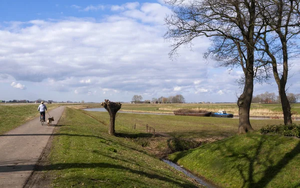 Linde Nehri boyunca bisiklet yolu