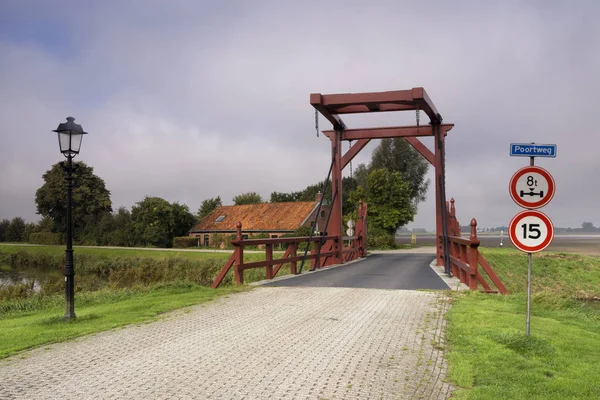 Drawbridge através de um fosso — Fotografia de Stock