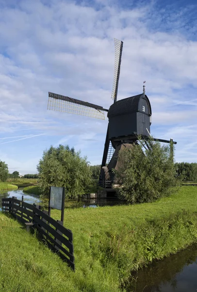 Noordeveldse molen in de buurt van Dussen — Stockfoto