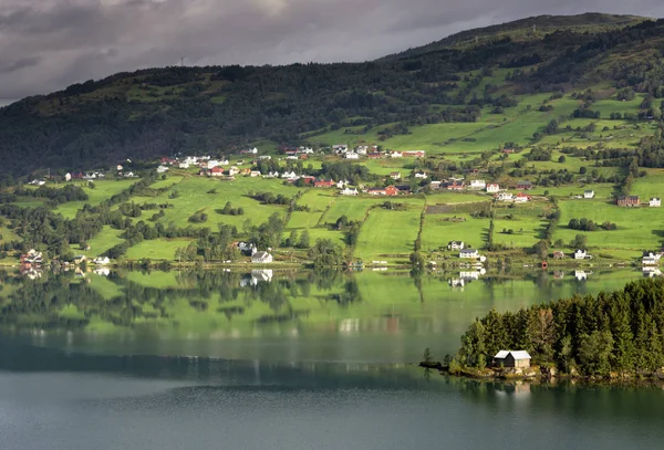 Vista sobre el lago Hafslovatnet — Foto de Stock
