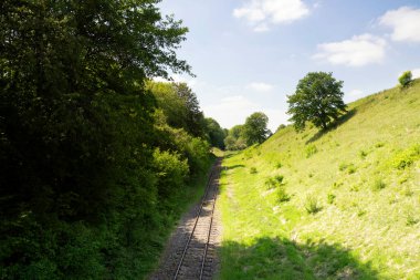 Bir vadideki tren yolu.