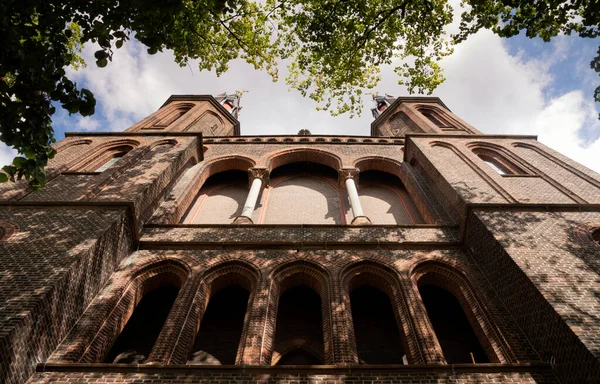 Steyl 'de bir kilisenin önünde.