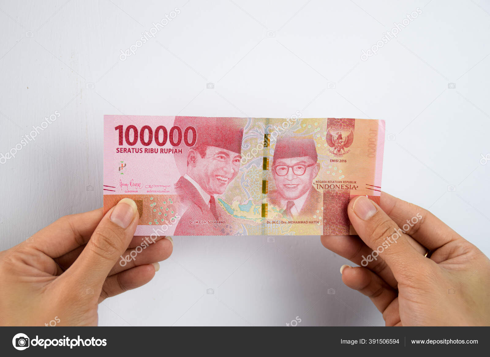 持有和展示100 000印尼盾现金的妇女——图库图片© Sino Studio #391506594