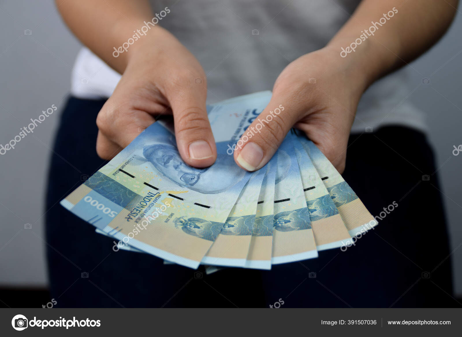 持有和展示5万印尼盾货币的妇女——图库图片© Sino Studio #391507036