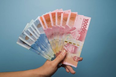 Kadın Tutma ve Gösterme 100.000 ve 50.000 Endonezya Rupiası Para