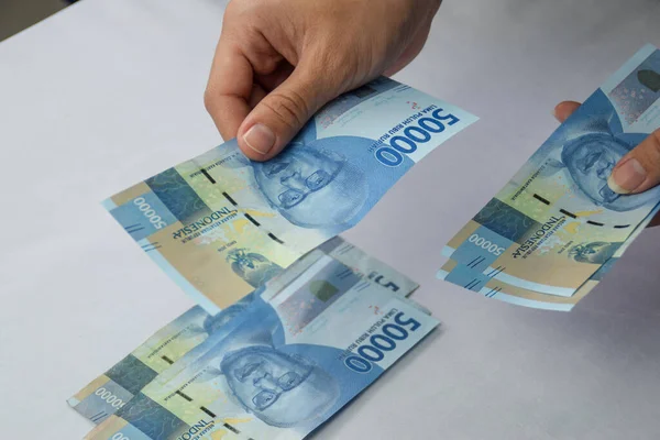 Kvinnan Räknar 000 Indonesiska Rupiah Pengar — Stockfoto