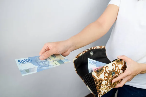 Woman Holding Och Visar 000 Indonesiska Rupiah Pengar — Stockfoto