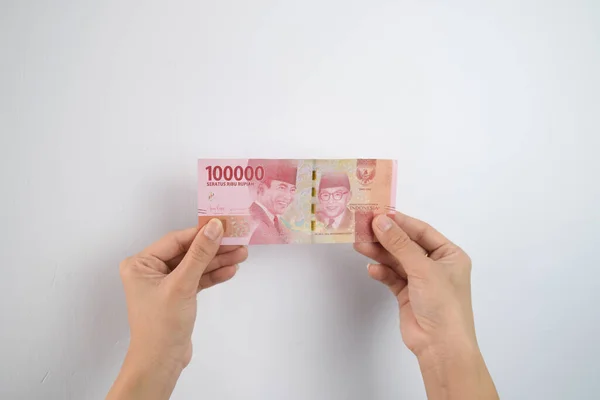 Woman Holding Och Visar 100 000 Indonesiska Rupiah Pengar — Stockfoto