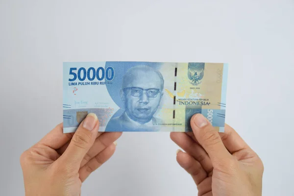 Woman Holding Och Visar 000 Indonesiska Rupiah Pengar — Stockfoto