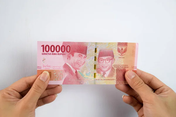 Frau Hält Und Zeigt 100 000 Indonesische Rupiah Geld — Stockfoto
