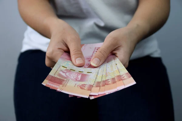 Woman Holding Och Visar 100 000 Indonesiska Rupiah Pengar — Stockfoto