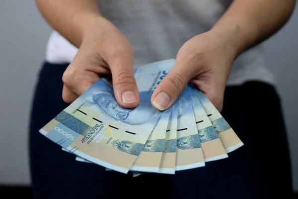Mulher Segurando Mostrando 000 Dinheiro Rupia Indonésio — Fotografia de Stock