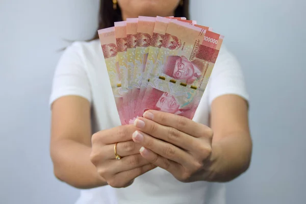 Woman Holding Och Visar 100 000 Indonesiska Rupiah Pengar — Stockfoto