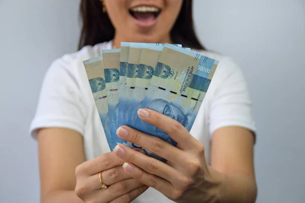 Woman Holding Och Visar 000 Indonesiska Rupiah Pengar — Stockfoto