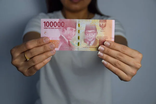 Woman Holding Och Visar 100 000 Indonesiska Rupiah Pengar — Stockfoto