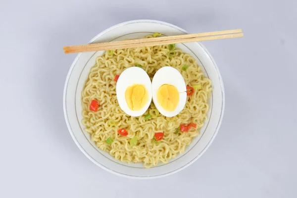 Μπολ Της Άμεσης Noodle Πράσο Κόκκινο Τσίλι Και Μπαμπού Chopsticks — Φωτογραφία Αρχείου