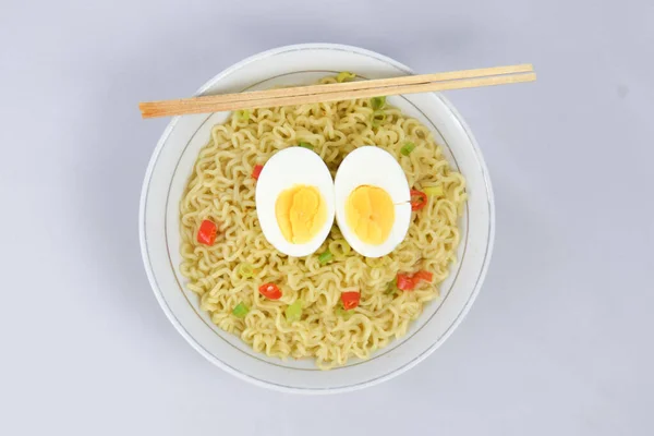 Cuenco Fideos Instantáneos Con Puerro Chile Rojo Palillos Bambú Sobre —  Fotos de Stock