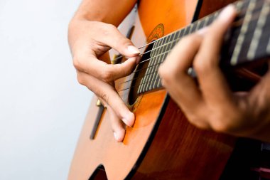 Man 's Hand' in Kapanışı Akustik Gitar Çalıyor
