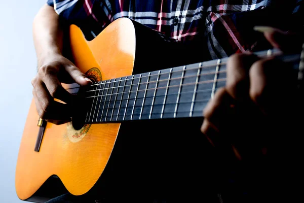 Man Hand Kapanışı Akustik Gitar Çalıyor — Stok fotoğraf