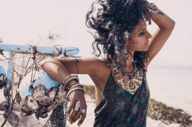 güzel genç şık kadın portre Doğu aksesuarları ile yakından