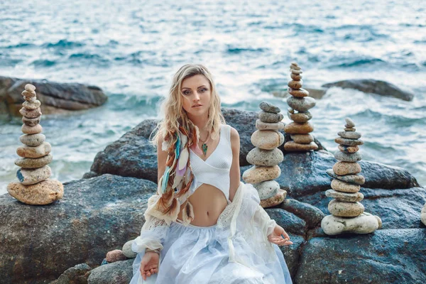 Hermosa Mujer Estilo Boho Joven Vestido Blanco Playa Piedra — Foto de Stock