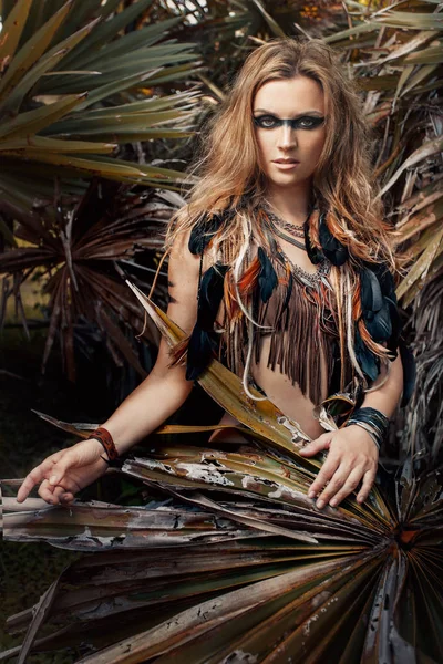 Ormandaki Güzel Genç Kadın Modeli Portre Büyücülük Kavramı — Stok fotoğraf