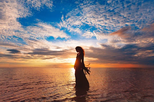 Elegante Vrouw Dansen Het Water Zonsondergang Silhouet — Stockfoto