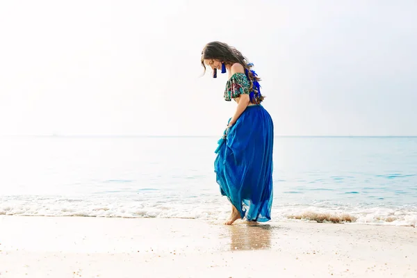 Bela Jovem Mulher Elegante Saia Azul Praia — Fotografia de Stock