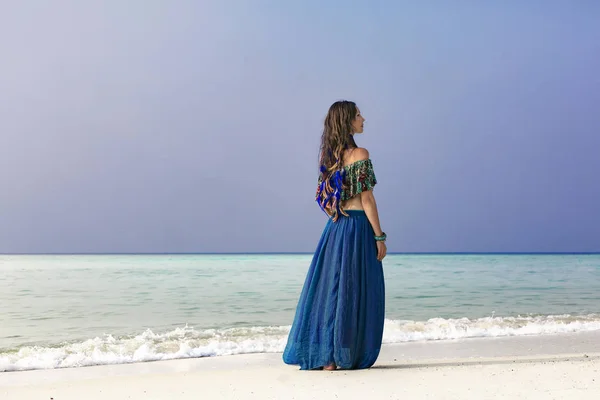 Όμορφη Νεαρή Γυναίκα Κομψό Στο Μπλε Φούστα Στην Παραλία — Φωτογραφία Αρχείου