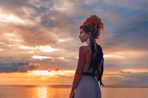 Mooie Jonge Vrouw Elegante Jurk Het Strand Bij Zonsondergang — Stockfoto