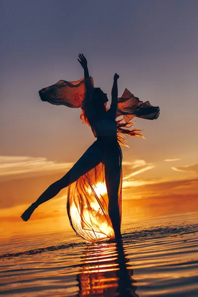Hermosa Joven Vestido Elegante Bailando Agua Atardecer — Foto de Stock