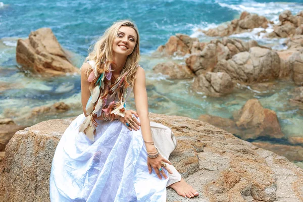 Bela Jovem Boho Estilo Mulher Vestido Branco Praia Pedra — Fotografia de Stock