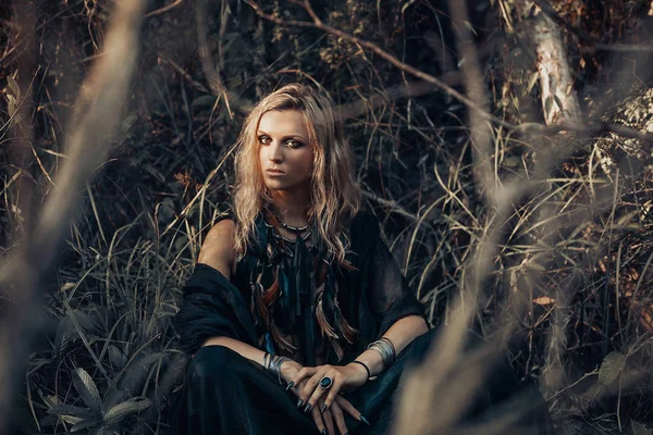 森林の美しい若い女性モデルのポートレート 魔術の概念 — ストック写真