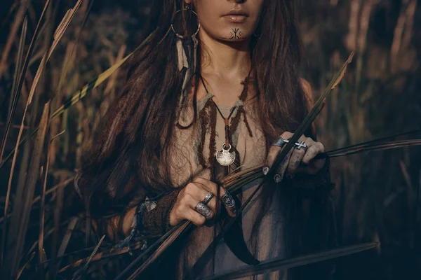 Modelo Mulher Jovem Bonita Com Cabelo Muito Longo Livre Fechar — Fotografia de Stock