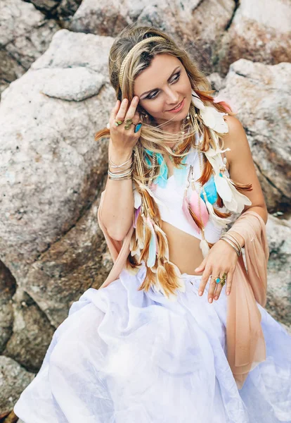 Hermosa Mujer Estilo Boho Joven Vestido Blanco Playa Piedra — Foto de Stock