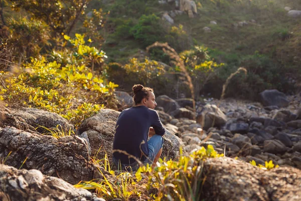 Jovem Turista Sentado Livre Topo Montanha — Fotografia de Stock