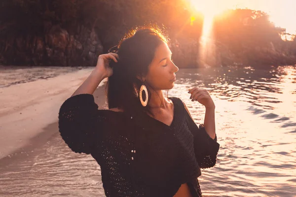 Mooie Jonge Vrouw Model Het Strand Bij Zonsondergang — Stockfoto