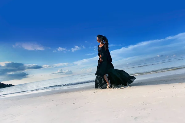 Gün Batımında Sahilde Dans Şık Genç Kadın Modeli — Stok fotoğraf