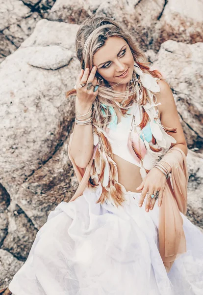 石のビーチで白いドレスを着た美しい若い自由奔放に生きるスタイル女性 — ストック写真