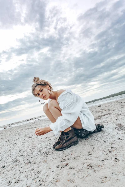 Bella Ragazza Stile Boho Sulla Spiaggia Tramonto Giovane Modello Moda — Foto Stock