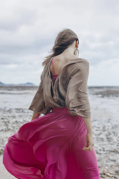 Beautiful Young Stylish Woman Red Skirt Walking Beach — Stock Photo, Image