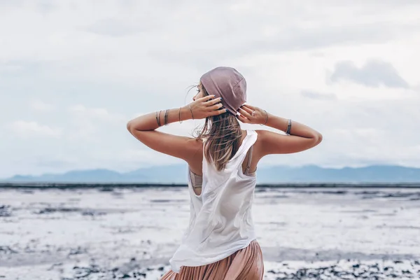 Piękna Młoda Kobieta Stylowe Różowy Spódnica Plaży — Zdjęcie stockowe