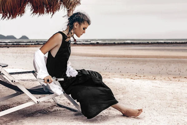 Bella Giovane Donna Elegante Seduta Sedia Sdraio Sulla Spiaggia — Foto Stock