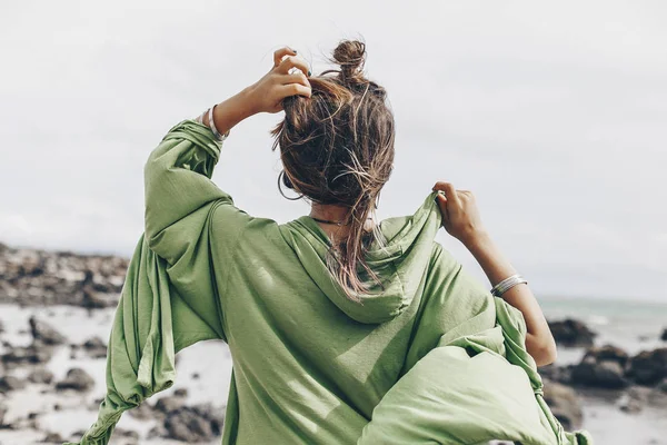 Bela Jovem Mulher Elegante Andando Praia Partir Das Costas — Fotografia de Stock