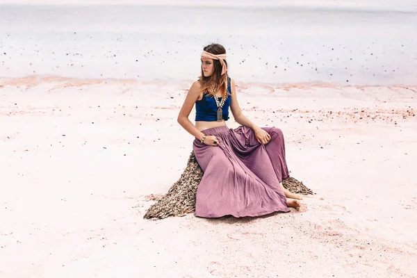 Mulher Bonita Elegante Sentada Areia Praia — Fotografia de Stock