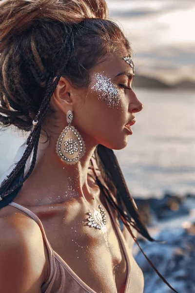 Hermosa Joven Vestido Elegante Playa Atardecer Cerca — Foto de Stock