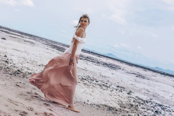 Bela Jovem Mulher Elegante Areia Praia — Fotografia de Stock