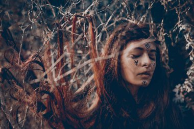 Genç güzel boho kadın portarait ile geleneksel süsleme 