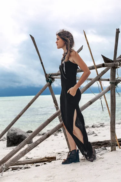 Bella Giovane Elegante Vestito Nero Womanin Sulla Spiaggia — Foto Stock