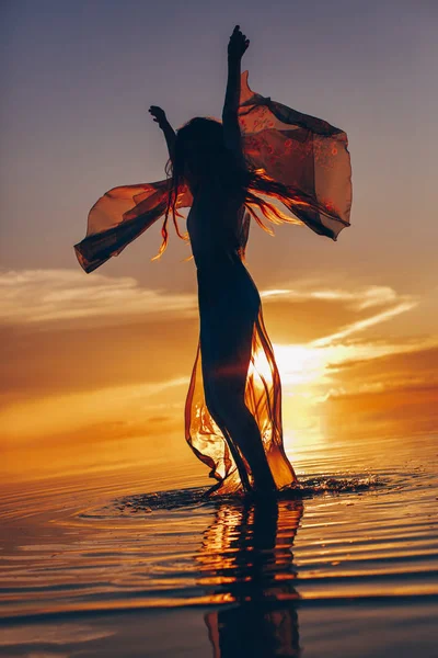 Όμορφη Νεαρή Γυναίκα Κομψό Φόρεμα Περπάτημα Στο Νερό Στο Ηλιοβασίλεμα — Φωτογραφία Αρχείου